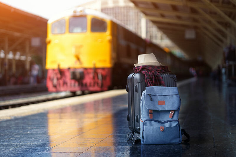 Une valise sur le quai d'une gare